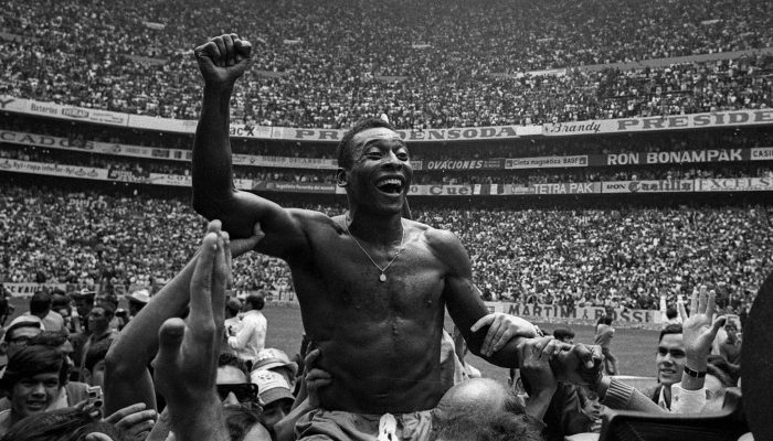 Pelé durante a comemoração do título da Copa do Mundo de 1970, após a vitória da seleção brasileira sobre a Itália, por 4 a 1, na Cidade do México, em junho de 1970
             -       
        Xinhua/Imago/Zumapress