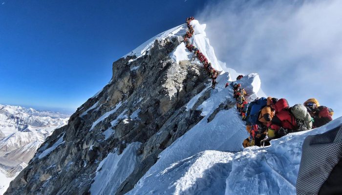 Montanhistas esperam horas, no trecho conhecido como Hillary Step, a 8.790 metros de altitude, para acessar o cume do Everest
             -       
        Nirmal Purja/Project Possible - 22.mai.19/AFP