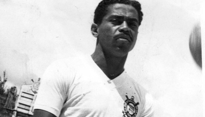 O atacante Baltazar, com a camisa que vestiu 404 vezes
             -       
        Acervo - out.52/Folhapress