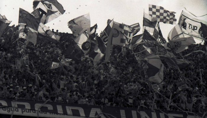 Torcedor acompanha partida do Campeonato Paulista com rádio de pilha no ouvido, no estádio do Morumbi, em São Paulo
             -       
        Eder Chiodetto - 2.jun.97/Folhapress
