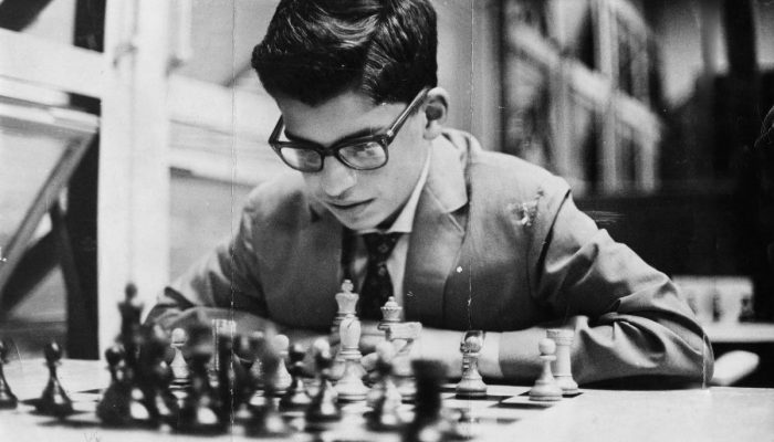 O enxadrista Henrique da Costa Mecking, o Mequinho, durante partida de xadrez em 1966
             -       
        Folhapress