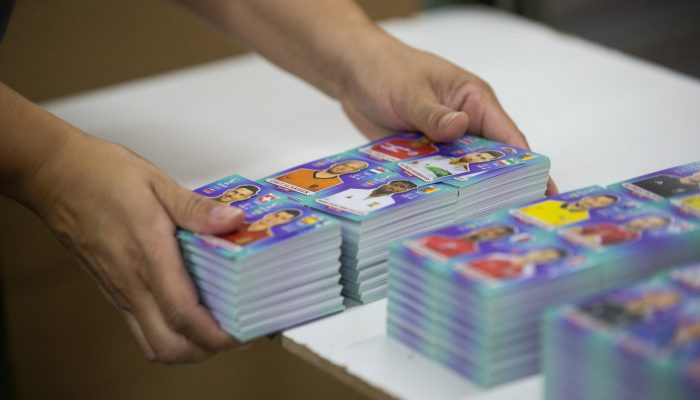 Produção das figurinhas do álbum da Copa do Mundo na fábrica da Panini. 
             -       
        Zanone Fraissat - 26.ago.22/Folhapress