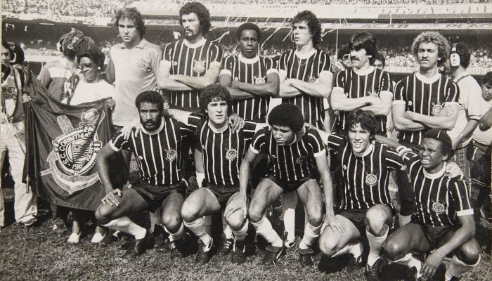 O time do Corinthians campeão paulista de 1982, primeiro troféu da Democracia Corintiana
             -       
        José Maria da Silva/Folhapress