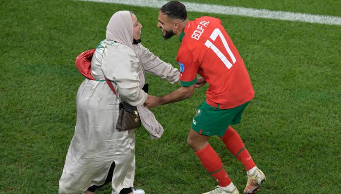 Sofiane Boufal celebra com sua mãe no gramado após vitória de Marrocos sobre Portugal na Copa do Mundo
             -       
        Juan Mabromata - 10.dez.22/AFP