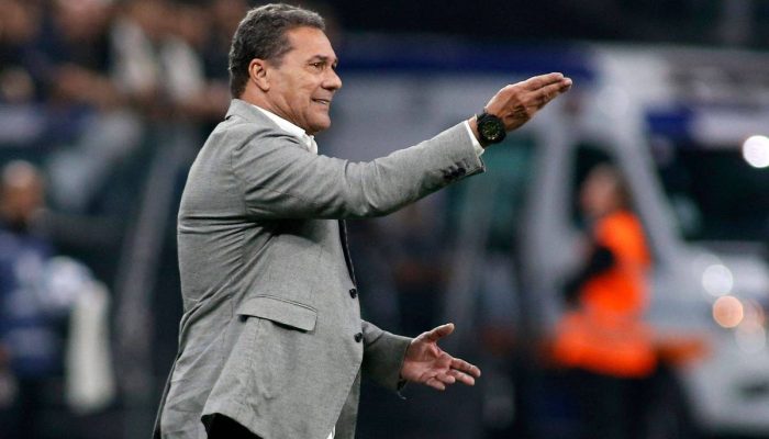 Vanderlei Luxemburgo como técnico do Corinthians, em 2023, na Neo Química Arena, em São Paulo
             -       
        Miguel Schincariol - 2.mai.23/AFP