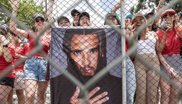 Torcedoras exibem cartaz do piloto Lewis Hamilton antes da largada do GP Brasil de Formula 1, em Interlagos
             -       
        Eduardo Knapp - 05.nov.2023/Folhapress