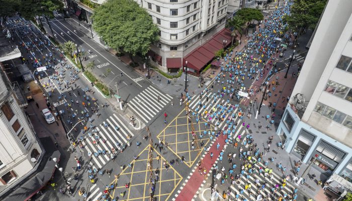 Corredores passam pela esquina da Ipiranga com a São João durante a São Silvestre 
             -       
        Eduardo Knapp - 31.dez.23/Folhapress