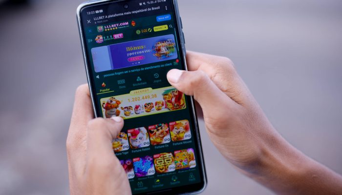 Jovem manuseia sites de apostas em celular


             -       
        Pedro Ladeira - 12.jan.2024/Folhapress