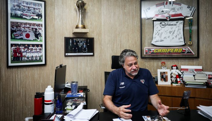 Julio Casares, presidente do São Paulo, em seu gabinete
             -       
        Zanone Fraissat - 14.fev.24/Folhapress