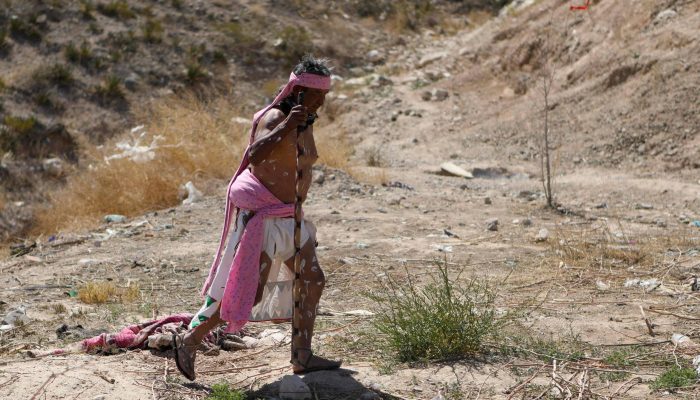 Indígena tarahumara corre com trajes tradicionais em evento da Semana Santa perto de Ciudad Juarez, estado de Chihuahua, México
             -       
        Herika Martinez - 7.abr.23/AFP