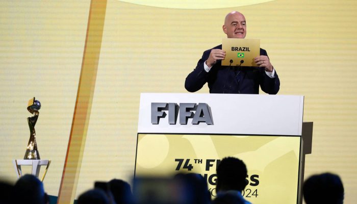 Presidente da Gianni Infantino revela vitória do Brasil para sediar a Copa do Mundo feminina 2027
             -       
        Chalinee Thirasupa - 17.mai.24/Reuters