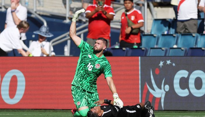 Maxime Crepeau, goleiro do Canadá, pede ajuda para o bandeirinha Humberto Panjoj, que desmaiou com o calor na partida Canadá 1 x 0 Peru, em Kansas City, na Copa América 2024
             -       
        Jamie Squire - 25.jun.24/Getty Images via AFP