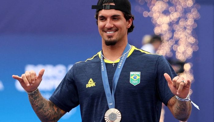 Gabriel Medina comemora a medalha de bronze conquistada nos Jogos Olímpicos de Paris, em celebração no Parque dos Campeões, em Paris
             -       
        Louisa Gouliamaki - 9.ago.24/Reuters