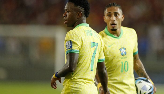 Os atacantes Vinicius Junior (7) e Raphinha, em ação pela seleção brasileira em partida contra a Venezuela, nas Eliminatórias da Copa
             -       
        Leonardo Fernandez Viloria - 14.nov.24/Reuters