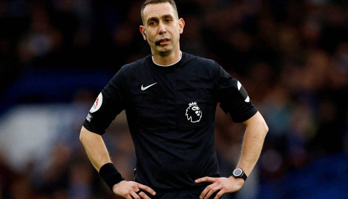 David Coote durante partida da Premier League entre Chelsea e Southampton no Stamford Bridge, em Londres
             -       
        Andrew Boyers - 18.fev.2023/Action Images via Reuters