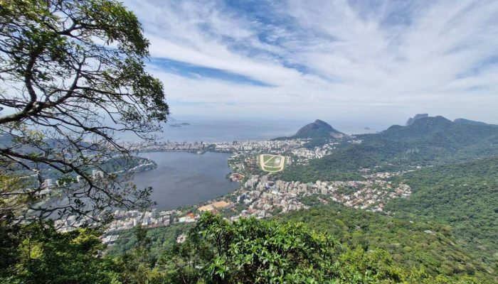 Vista da lagoa Rodrigo de Freitas e da zona sul do Rio de Janeiro através do mirante Cartão Postal, trilha nas Paineiras que dá acesso ao Corcovado, dentro do Parque Nacional da Tijuca, o mais visitado do Brasil
             -       
        Divulgação/Parque Nacional da Tijuca