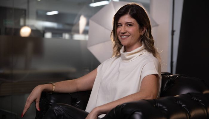 A psicóloga Aline Wolff no estúdio da TV Folha 
             -       
        Dirceu Neto/Folhapress