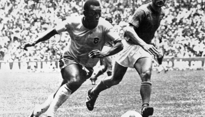 Pelé conduz a bola na final da Copa de 1970, contra a Itália
             -       
        Acervo - 21.jun.70/AFP