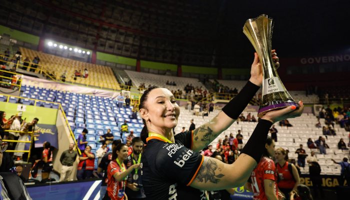 Tifanny Abreu, 41, comemora título da Superliga pelo Osasco, em 2025
             -       
        Rubens Cavallari - 1º.mai.25/Folhapress