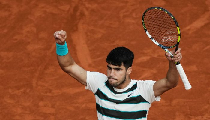 Carlos Alcaraz comemora ponto durante final contra Jannik Sinner 
             -       
        Dimitar Dilkoff - 8.jun.25/AFP