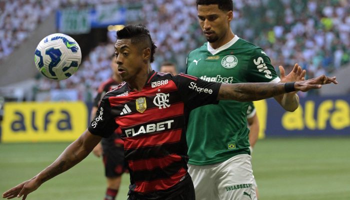 Bruno Henrique, do Flamengo, é marcado por Murilo, do Palmeiras, em jogo do Brasileiro; times podem se encontrar na final da Libertadores
             -       
        Nelson Almeida - 25.mai.25/AFP