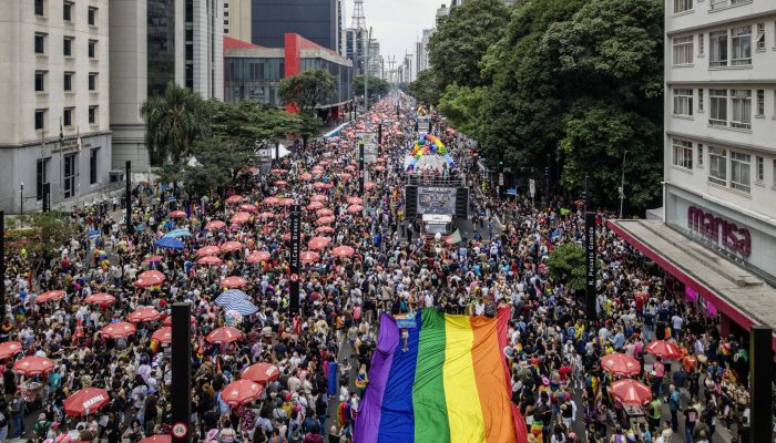 Multidão acompanha a Parada do Orgulho LGBT+  na avenida Paulista, em São Paulo 
             -       
        Eduardo Knapp - 22.jun.25/Folhapress