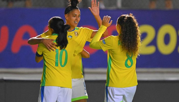Amanda Gutierres comemora com suas companheiras de seleção gol marcado contra o Paraguai na Copa América
             -       
        Rodrigo Buendia - 22.jul.25/AFP