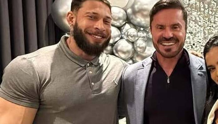 Ramon Dino e Renato Cariani posam para foto durante festa
             -       
        Redes sociais/Reprodução