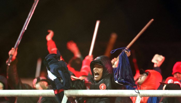 Torcedores do Independiente empunham barras de ferro usadas em briga com torcedores da Universidad de Chile, em Avellaneda
             -       
        Alejandro Pagni - 20.ago.25/AFP