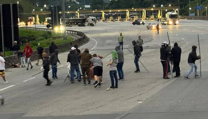 Briga entre torcedores do Palmeiras e do Cruzeiro na rodovia Fernão Dias, em Mairiporã (SP)

             -       
        Reprodução
