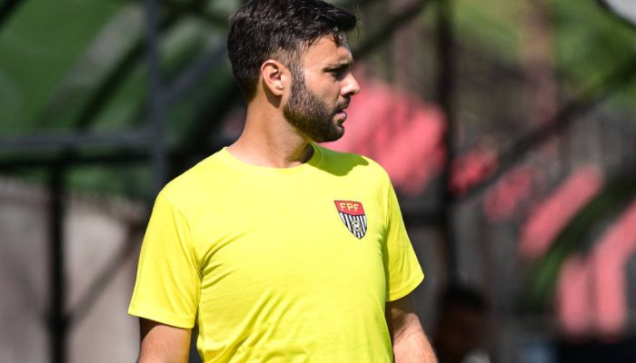 Padre Gabriel Balan Leme com seu uniforme de árbitro da Federação Paulista de Futebol
             -       
        Rodrigo Corsi/Ag. Paulistão