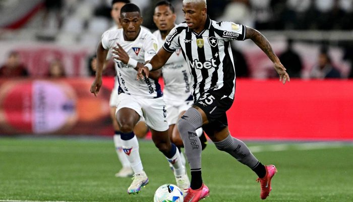 Danilo conduz a bola em jogo do Botafogo; volante foi a contratação mais cara do Brasil na mais recente janela de transferências
             -       
        Pablo Porciuncula - 14.ago.2025/AFP