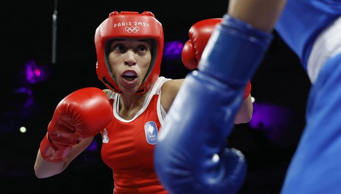 Wassila Lkhadiri, uma das boxeadoras francesas excluída do Mundial, durante os Jogos de Paris 
             -       
        Peter Cziborra - 3.ago.2024/Reuters