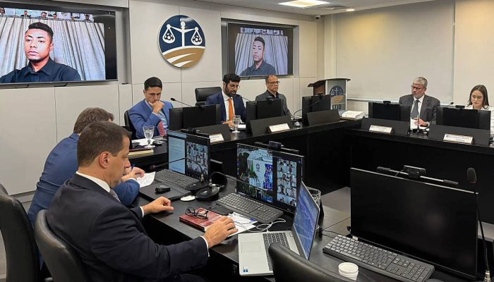Auditores do STJD discutem a acusação contra Bruno Henrique, que aparece no telão; jogador participou do julgamento por videoconferência
             -       
        Divulgaçao STJD