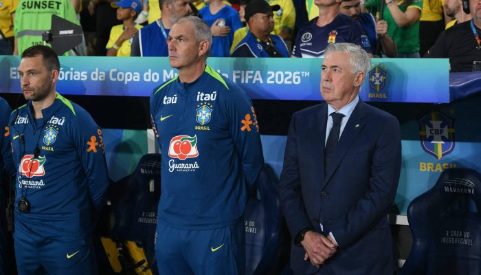 Carlo Ancelotti (à dir.) no banco de reservas do Maracanã
             -       
        Mauro Pimentel/AFP