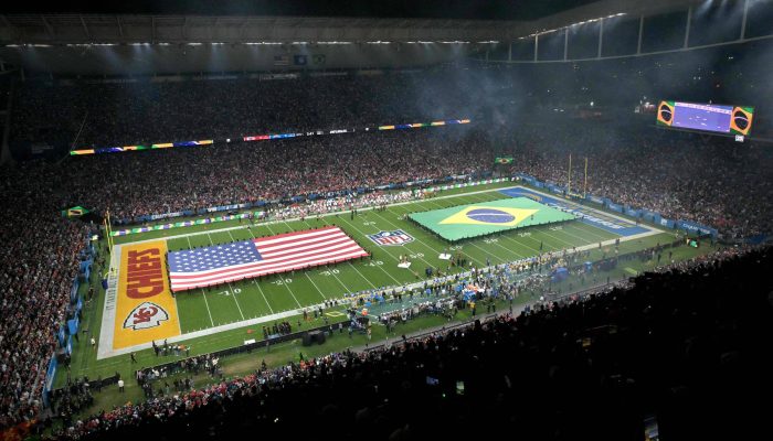 Bandeiras dos Estados Unidos e do Brasil no gramado do estádio do Corinthians antes de jogo da NFL  -              
                              
                  Nelson Almeida /                
              
                              AFP