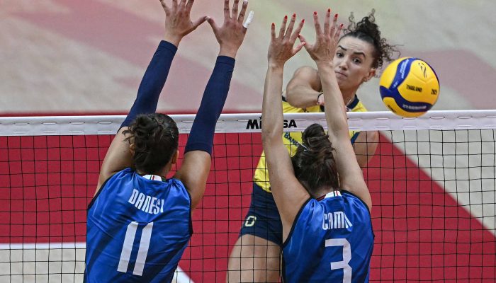 Marcelle, Gabi e Julia Bergman comemoram ponto durante o jogo
             -       
        Lillian Suwanrumpha/AFP