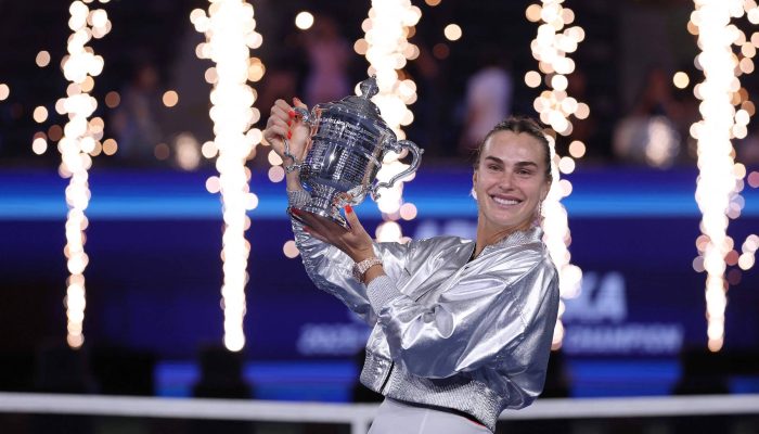 Aryna Sabalenka posa com o troféu do US Open, conquistado neste sábado (6) com vitória sobre Amanda Anisimova, dos EUA   -              
                              
                  Elsa /                
              
                              Getty Images/AFP