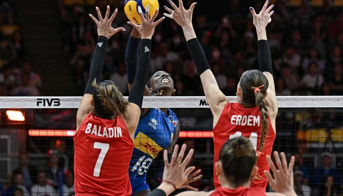 A turca Melissa Vargas salta para sacar durante a final
             -       
        Athit Perawongmetha/Reuters