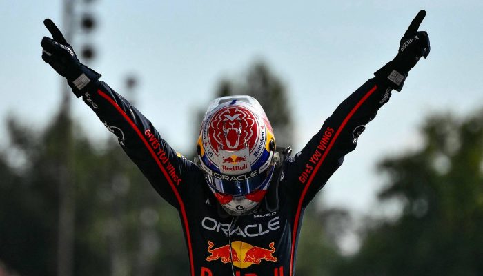 Max Verstappen, piloto da Red Bull, comemora vitória no GP da Itália, em Monza, neste domingo (7)
             -       
        Marco Bertorello /AFP
