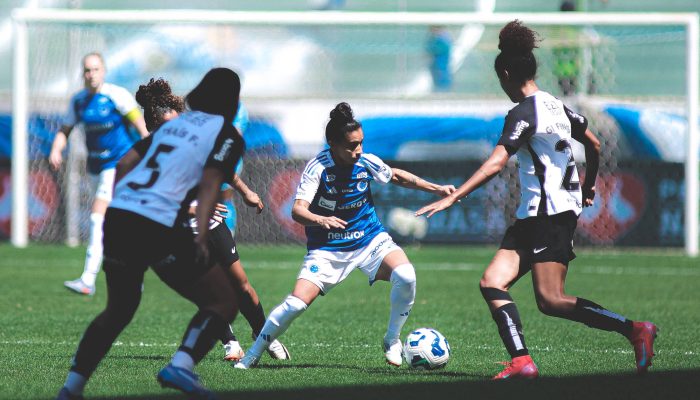 Lance de Cruzeiro e Corinthians, no primeiro jogo da final do Campeonato Brasileiro feminino, neste domingo (7), em Belo Horizonte
             -       
        Gustavo Martins/Divulgação/EC Cruzeiro