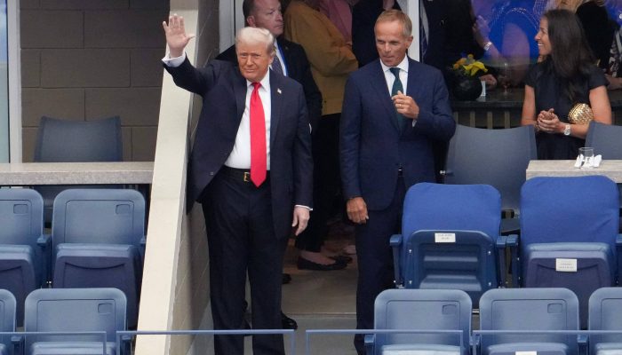 O presidente dos EUA Donald Trump acena ao público no Arthur Ashe Stadium, em Nova York
             -       
        Timothy A. Clary/AFP