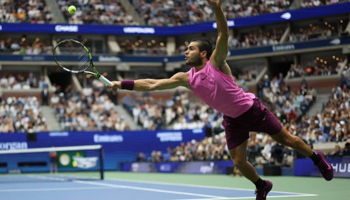 Carlos Alcaraz se estica para alcançar a bola durante a final
             -       
        Mike Segar/Reuters