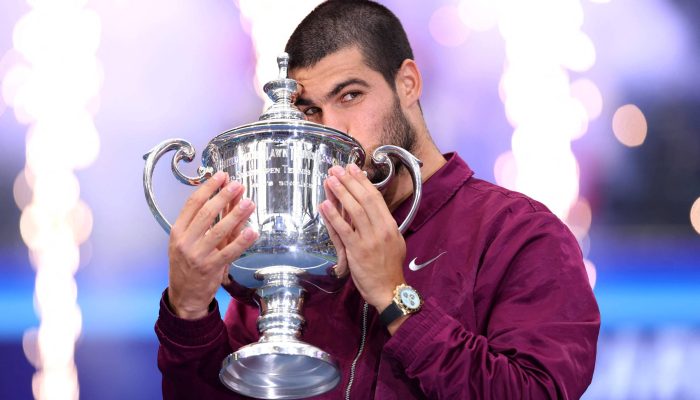 Carlos Alcaraz beija trofeu do US Open após vitória sobre Jannik Sinner na final
             -       
        Clive Brunskill - 7.set.25/Getty Images via AFP