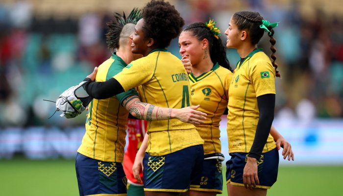 Jogadoras da seleção brasileira se cumprimentam após derrota para a Itália 
             -       
        Andrew Boyers - 7.set.2025/Action Images via Reuters