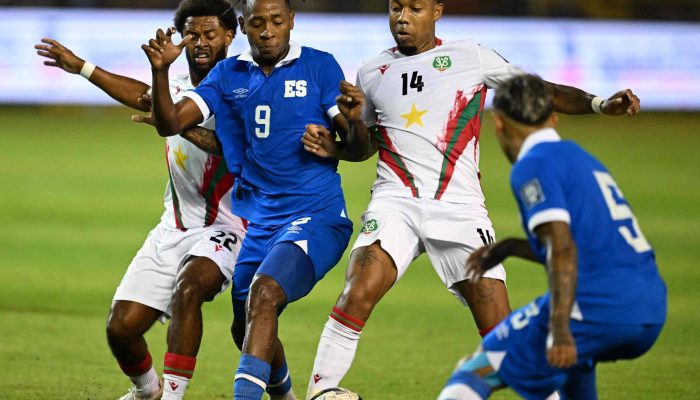 Jogadores do Suriname e de El Salvador disputam a bola durante partida pelas Eliminatórias da Copa
             -       
        Marvin Recinos - 8.set.25/AFP