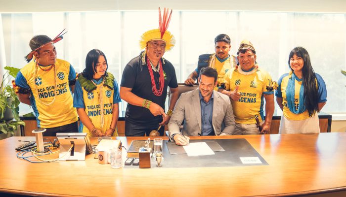Samir Xaud, presidente da CBF, formaliza apoio a Taça dos Povos Indígenas, na sede da confederação, no Rio de Janeiro
             -       
        Fábio Souza - 5.set.25/CBF/Divulgação