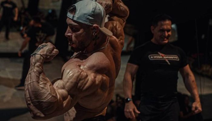 Ramon Dino ensaia ao lado do seu treinador de poses, André Pierin
             -       
        Reprodução/Ramon Dino Instagram