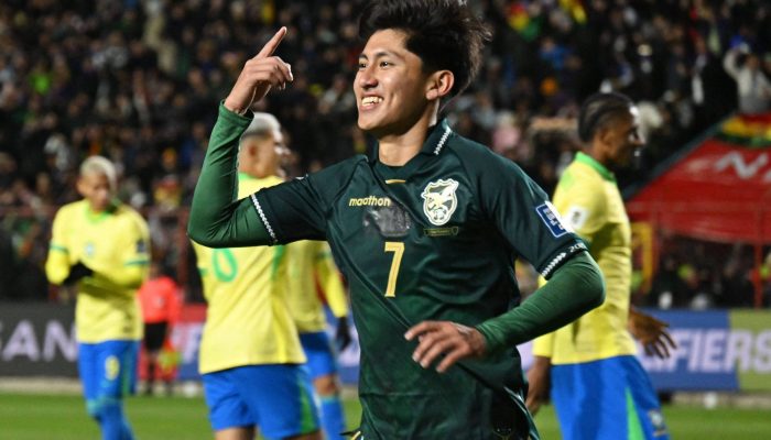 Miguelito comemora gol pela Bolívia contra o Brasil no Municipal de El Alto, pelas Eliminatórias
             -       
        Aizar Raldes - 9.set.2025/AFP