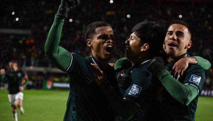 Jogadores da Bolívia celebram vitória sobre o Brasil e classificação à repescagem da Copa
             -       
        Aizar Raldes - 9.set.2025/AFP
